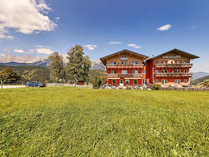 Hotels an der Piste - Hotel-Schwerpunkt: Skifahren & Tourengehen - Wagrain - Sommer Aussenansicht Hotel Pariente - Hotel Restaurant Pariente