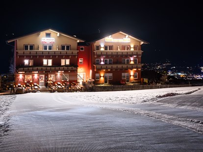 Hotels an der Piste - Parkplatz: kostenlos beim Hotel - Winter Hotel Pariente bei Nacht - Hotel Restaurant Pariente