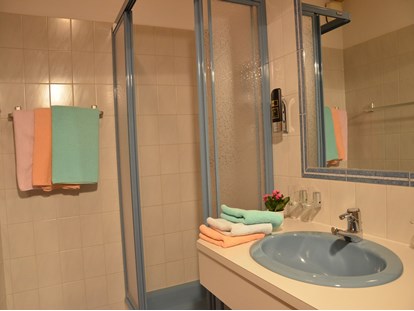 Hotels an der Piste - Hotel-Schwerpunkt: Skifahren & Familie - Faschina - Badezimmer mit Dusche - Aparthotel Spitzer