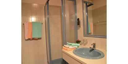 Hotels an der Piste - Skigebiet Silvretta Montafon - Badezimmer mit Dusche - Aparthotel Spitzer