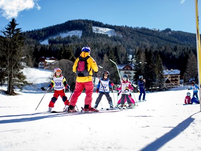 Hotels an der Piste - Skikurs direkt beim Hotel: für Erwachsene - Skigebiet Bad Kleinkirchheim - Kinderschikurs in der angrenzenden (Kinder-)Schischule  - Familien- & Sporthotel Kärntnerhof****