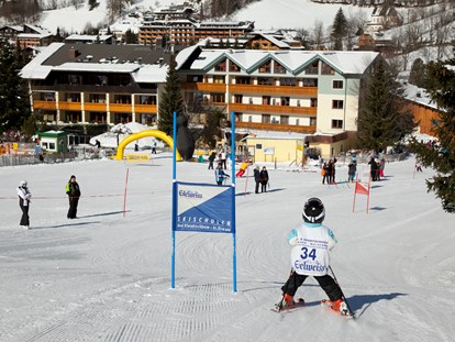 Hotels an der Piste - Parkplatz: kostenlos beim Hotel - Kanzelhöhe - Skispaß direkt am Hotel - Familien- & Sporthotel Kärntnerhof****