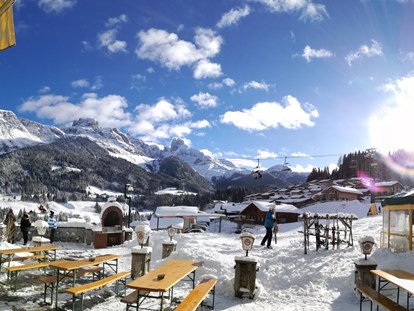 Hotels an der Piste - Ski-In Ski-Out - Gosau - Terasse / Salzburger Dolomiten / Schirmbar - Landhotel Salzburger Dolomitenhof