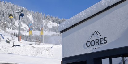 Hotels an der Piste - Tiroler Oberland - Hotel Cores Fiss Außenansicht Seilbahn - Hotel Cores