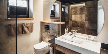 Hotels an der Piste - Sauna - Skigebiet Serfaus - Fiss - Ladis - Hotel Cores Fiss Sonnensuite Badezimmer - Hotel Cores