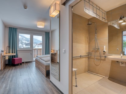 Hotels an der Piste - Skiraum: Skispinde - Kanzelhöhe - Barrierefreies Standard Zimmer - COOEE alpin Hotel Bad Kleinkirchheim