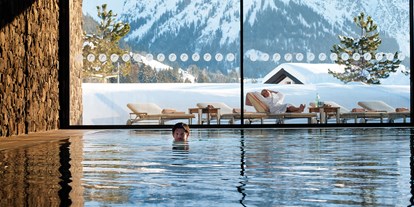 Hotels an der Piste - Skigebiet Oberstdorf Kleinwalsertal - Innenpool - Travel Charme Ifen Hotel