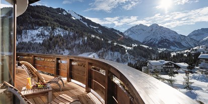 Hotels an der Piste - Pools: Innenpool - Skigebiet Oberstdorf Kleinwalsertal - Ausblick vom Balkon - Travel Charme Ifen Hotel