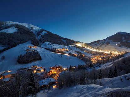 Hotels an der Piste - Hotel-Schwerpunkt: Skifahren & Familie - Hinterglemm bei Nacht 
© Saalbach Hinterglemm, Daniel Roos - 4****S Hotel Hasenauer