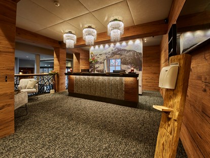 Hotels an der Piste - Skiservice: Skireparatur - Fieberbrunn - Rezeption - 4****S Hotel Hasenauer