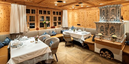 Hotels an der Piste - Skiservice: Skireparatur - Galtür - Fondue-Abend im Rahmen der Halbpension in der gemütlichen Fondue-Stube - Romantik Hotel Die Krone von Lech