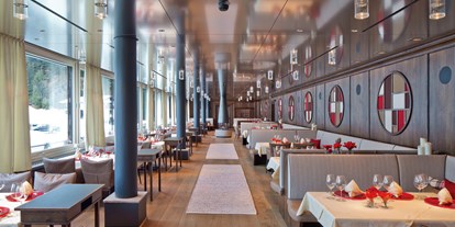 Hotels an der Piste - Suite mit offenem Kamin - Lech - Im Panorama-Restaurant isst das Auge mit - Romantik Hotel Die Krone von Lech