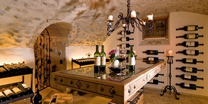 Hotels an der Piste - Vorarlberg - Im gut sortierten Weinkeller aus dem 17. Jahrhundert lagern gut 25.000 Flaschen exzellenten Weines aus ausgesprochen guten Jahrgängen. - Romantik Hotel Die Krone von Lech