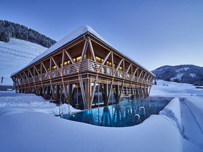 Hotels an der Piste - Pools: Infinity Pool - Oberstdorf - Mountain Spring Spa im Winter - HUBERTUS MOUNTAIN REFUGIO ALLGÄU