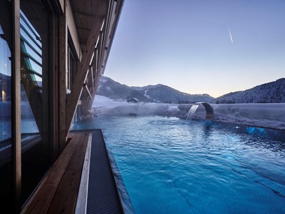 Hotels an der Piste - Skikurs direkt beim Hotel: für Erwachsene - Riezlern - Infinity-Pool im Mountain Spring Spa - HUBERTUS MOUNTAIN REFUGIO ALLGÄU