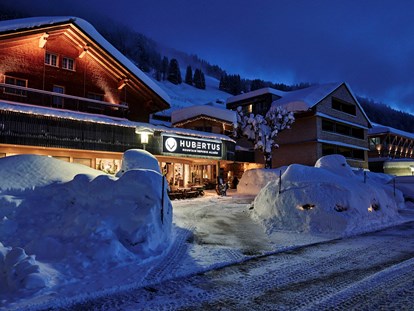 Hotels an der Piste - Parkplatz: gebührenpflichtig beim Hotel - Haupteingang des HUBERTUS Mountain Refugio Allgäu - HUBERTUS MOUNTAIN REFUGIO ALLGÄU