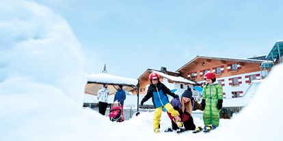 Hotels an der Piste - Skikurs direkt beim Hotel: eigene Skischule - Mittersill - Happy's Miniskikurs direkt am Hotel mit Zauberteppich - amiamo - Familotel Zell am See