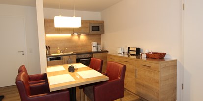 Hotels an der Piste - Preisniveau: moderat - Skigebiet Feldberg - Beispielbild Wohnraum mit Küche - H&P Residenz Grafenmatt