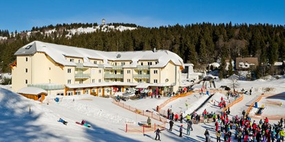 Hotels an der Piste - Sonnenterrasse - Skigebiet Feldberg - Die Residenz Grafenmatt von der Piste aus gesehen - H&P Residenz Grafenmatt
