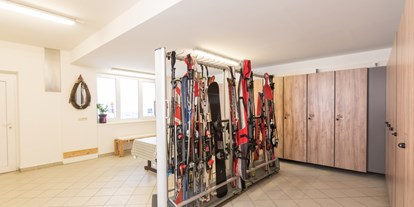 Hotels an der Piste - Skiservice: Skireparatur - Filzmoos (Filzmoos) - großzügiger Skiraum mit eigenem Skispind pro Zimmer und Wärmestäbe für Ihre Skischuhe - Berghotel Sonnhof