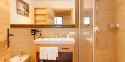 Hotels an der Piste - Ski-In Ski-Out - Kanzelhöhe - Badezimmer mit Dusche - Trattlers Hof-Chalets