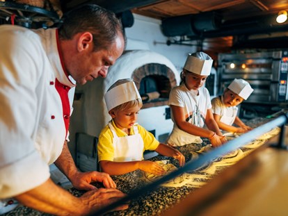Hotels an der Piste - Wellnessbereich - Kanzelhöhe - Pizzabackkurs für Kinder im Hüttenrestaurant Trattlers Einkehr - Hotel GUT Trattlerhof & Chalets****