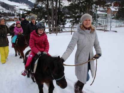 Hotels an der Piste - Skigebiet Bad Kleinkirchheim - Trattles Winter-Ponyfarm - Hotel GUT Trattlerhof & Chalets****