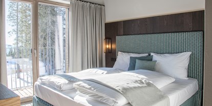 Hotels an der Piste - Suite mit offenem Kamin - Boxspring-Doppelbetten sorgen für einen tiefen, erholsamen Schlaf im Skiurlaub - KAUZ - Design Chalets