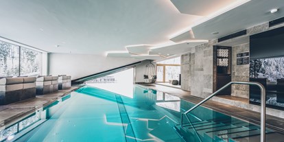 Hotels an der Piste - Wellnessbereich - St. Gallenkirch - Infinity Pool mit Pistenblick - Elizabeth Arthotel