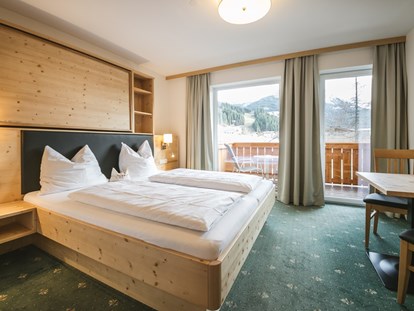 Hotels an der Piste - Ladestation Elektroauto - Österreich - Familienzimmer Typ A mit einem Doppelbett in jedem Schlafzimmer und einem zusätzlichen Stockbett in einem der Schlafzimmer. - Familienhotel Botenwirt ***S