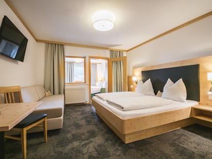 Hotels an der Piste - Hotel-Schwerpunkt: Skifahren & Tourengehen - Wagrain - Familienzimmer Typ A mit einem Doppelbett in einem der Schlafzimmer und einer ausziehbaren Schlafcouch in dem anderen Schlafzimmer. - Familienhotel Botenwirt ***S