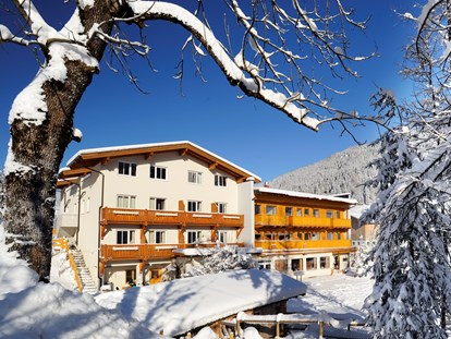 Hotels an der Piste - Wellnessbereich - Außenansicht im Winter - Familienhotel Botenwirt ***S
