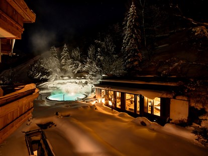 Hotels an der Piste - Hotel-Schwerpunkt: Skifahren & Familie - St. Jakob in Haus - Pool und Relaxgebäude "by night" - Erstklassig & down to Earth - das bio-zertifizierte Gartenhotel Theresia****S 