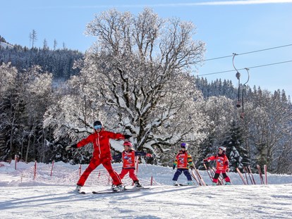 Hotels an der Piste - Skiraum: Skispinde - St. Johann in Tirol - SkiLL - Gruppenunterricht für Kinder und Erwaschene vis à vis vom Hotel - Erstklassig & down to Earth - das bio-zertifizierte Gartenhotel Theresia****S 