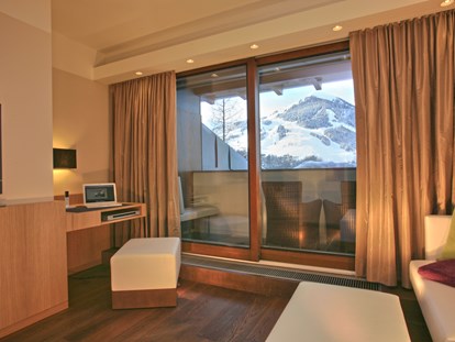 Hotels an der Piste - Hotel-Schwerpunkt: Skifahren & Kulinarik - Kirchberg in Tirol - Juniorsuite "Gamshag" 
Blick zum Zwölferkogel - Erstklassig & down to Earth - das bio-zertifizierte Gartenhotel Theresia****S 