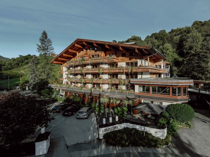 Hotels an der Piste - Klassifizierung: 4 Sterne S - Oberndorf in Tirol - Gartenhotel Theresia 
Hoteleinfahrt und Parkplatz - Erstklassig & down to Earth - das bio-zertifizierte Gartenhotel Theresia****S 