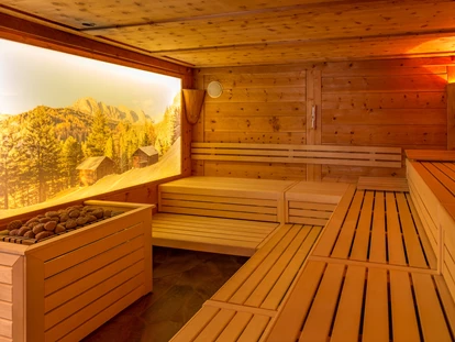 Hotels an der Piste - Skigebiet Gröden - Finnische Zirbensauna (90° C) bzw. Kräutersauna (55°C)
16 m² große Sauna bestehend aus Natursteinplatten und naturbelassenem heimischem Zirbenholz.
Finnish Pinewood Sauna (90° C) & Herbal-Sauna (55°C)
The 16 m² sauna is made of local pinewood and natural stone slabs.
Sauna in Cirmolo (90 °C) e Sauna alle Erbe (55°C)
La sauna finlandese di 16 m² é fatta di legno di cirmolo locale e lastre di pietra naturale. - Hotel Jägerheim***s