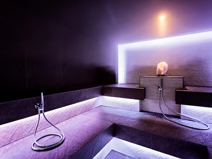 Hotels an der Piste - Skigebiet Gröden - „Bergkristall“- Dampfbad (40°C)
Die neue Dampfsauna mit angenehmen Temperaturen und verführendem Lichtspiel.
„Bergkristall“ Turkish Bath (40°C)
Chill out and relax in our steam bath with exciting light effects and an enjoyable temperature.
Bagno Turco „Bergkristall“ (40°C)
Tanto vapore, una temperatura facilmente sopportabile ed un gioco di luci particolare. - Hotel Jägerheim***s