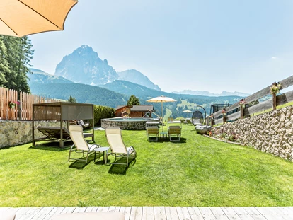 Hotels an der Piste - Skigebiet Gröden - Schöne Gartenanlage beim Hotel - Hotel Jägerheim***s