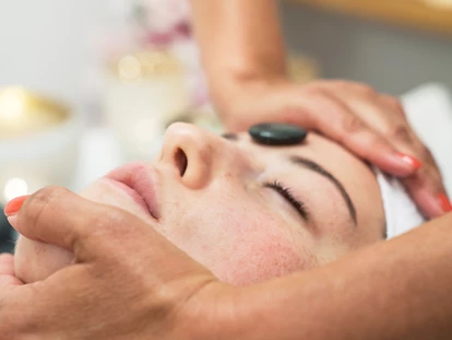 Hotels an der Piste - Skigebiet Gröden - Unsere Massagen werden Euch entspannen; Glückshormone werden dabei ausgestoßen, Schmerzen reduziert, Stress wird abgebaut und nicht zuletzt wird das Immunsystem gestärkt! Wir bieten außerdem auch Gesichtsbehalndlungen, Körperpeelings, Packungen, und für die sportlichen eigens angefertigte Arnikawickel an!
Our massages are pure energy, you wll unplug and recharge your body and mind. Choose the one that is more in line with your body and add this extra touch to your dream holiday.
I nostri massaggi e trattamenti sono pura energia, staccerete la spina e ricaricherete corpo e mente. Scegliete quello piú in linea con il vostro corpo e aggiungerete quel tocco in piú nella vostra vacanza da sogno. - Hotel Jägerheim***s