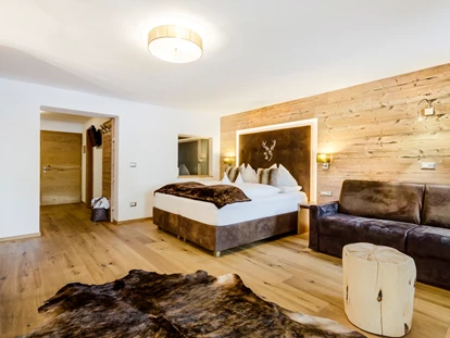 Hotels an der Piste - Skigebiet Gröden - Dolomit, Alpin, Romantik, welche Kategorie passt am besten zu Ihnen?
Aufwachen und die frische Luft der Berge einatmen, umgeben vom UNESCO Weltnaturerbe, was will man mehr? Warm und behaglich im Winter, frisch und angenehm im Sommer!
Dolomit, Alpin, Romantic, choosing your favorite and enjoy an unforgettable holiday with us at Jägerheim! Wake up and breathe in the fresh mountain air surrounded by alpine nature. Warm and cozy in winter & cool and sunny in summer, wat else for your holiday?
Dolomit, Alpin, Romatic, scegliete la vostra preferita e godetevi un indimenticabile vacanza con noi al Jägerheim. Svegliarsi e respirare l'aria fresca di montagna circondati dalla natura alpina! Calde e accoglienti in inverno, fresche e soleggiate in estate. - Hotel Jägerheim***s