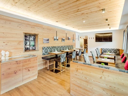 Hotels an der Piste - Skigebiet Gröden - Genießen Sie einen spritzigen "Burning Dolomites Aperitivo" oder einen warmen Bergkräutertee in der ruhigen Atmosphere unserer Bar, begleitet von einem Stückchen hausgemachten Kuchen - genau das richtige nach einem wunderschönen Skitag!
Enveloped by the warm and enveloping mountain pine wood, enjoy a sparkling aperitif in our Bar or a delicious home made slice of cake with a mountain herbs tea after a nice day on the slopes!
Avvolti dal caldo e avvolgente legno di montagna di cirmolo, godetevi un frizzante aperitivo nel nostro Bar, oppure una squisita fetta di torta fatta in casa con un té alle erbe di montagna dopo una bella giornata passata sulle piste! - Hotel Jägerheim***s