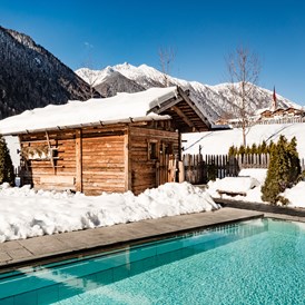 Skihotel: Außensauna im Winter - Hotel Masl