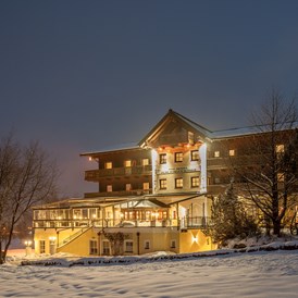 Skihotel: Abendstimmung - Aussenbild vom Hotel Zum Jungen Römer - Hotel Zum Jungen Römer