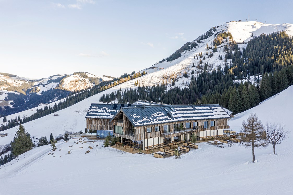 Skihotel: Die KRAFTalm  und liegt mitten in der SkiWelt Wilder Kaiser - Brixental direkt an der Mittelstation der neuen 10er Gondelbahn Salvistabahn - KRAFTalm