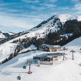 Skihotel: Die KRAFTalm  und liegt mitten in der SkiWelt Wilder Kaiser - Brixental direkt an der Mittelstation der neuen 10er Gondelbahn Salvistabahn - KRAFTalm