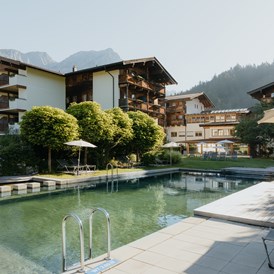 Skihotel: Hotel Kaiser in Tirol | Naturbadeteich - Hotel Kaiser in Tirol