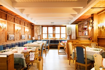Skihotel: Restaurant Tirolerstube - Wellness- und Familienhotel Egger in TOP LAGE