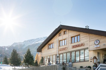 Skihotel: Das Hotel-Restaurant Ronalp liegt gleich neben Kinder-Skiparadies - Hotel Ronalp