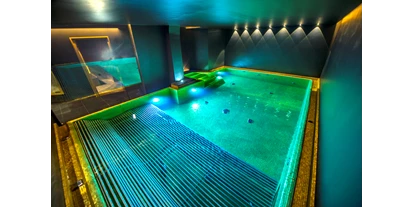 Hotels an der Piste - Skigebiet Gröden - Große Becken mit Hydromassage-Liegen und Wasserspielen - Hotel Stella - My Dolomites Experience